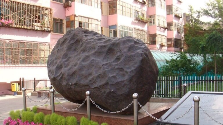 Rusia investiga intento de sacar del país meteorito de 2.8 toneladas camuflado como adorno rumbo al Reino Unido