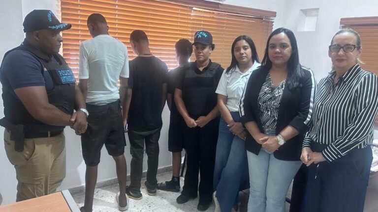 Policía Nacional rescata a siete menores durante operativo preventivo en semáforos de San Francisco de Macorís